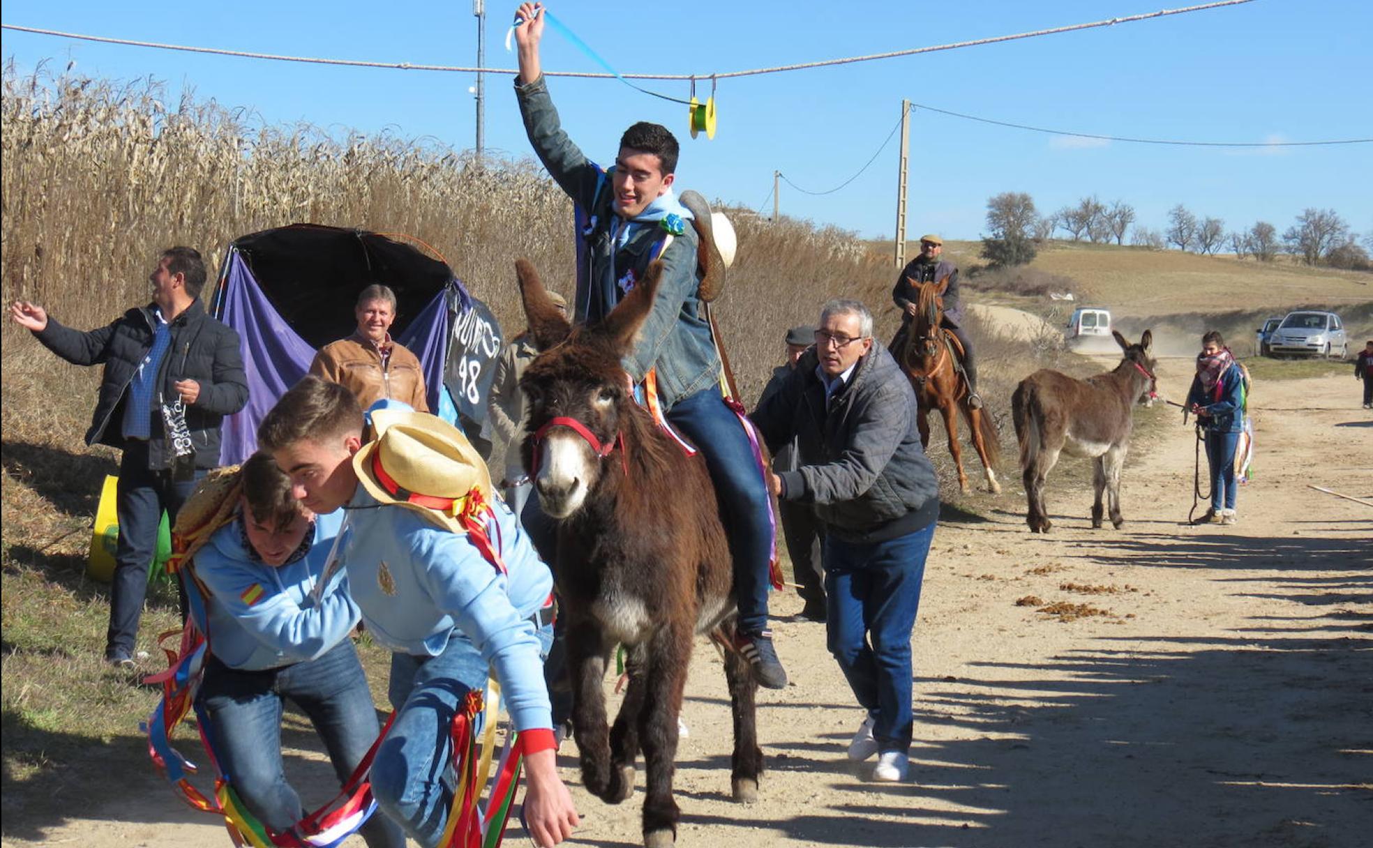 Tradición de correr las cintas protagonizada por los quintos, una costumbre que se ha mantenido con el paso de los años y que tuvo su origen en 'correr los gallos'.