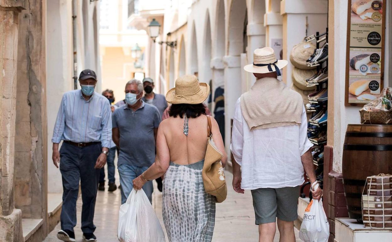 Turistas de compras en Menorca. 