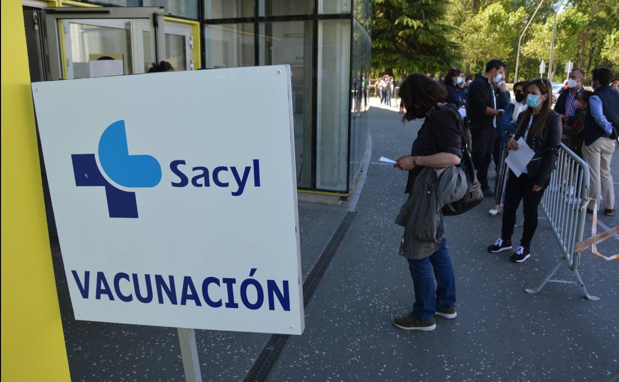 Más de 2.000 docentes burgaleses estaban llamados a recibir hoy la segunda dosis de la vacuna contra la covid. 