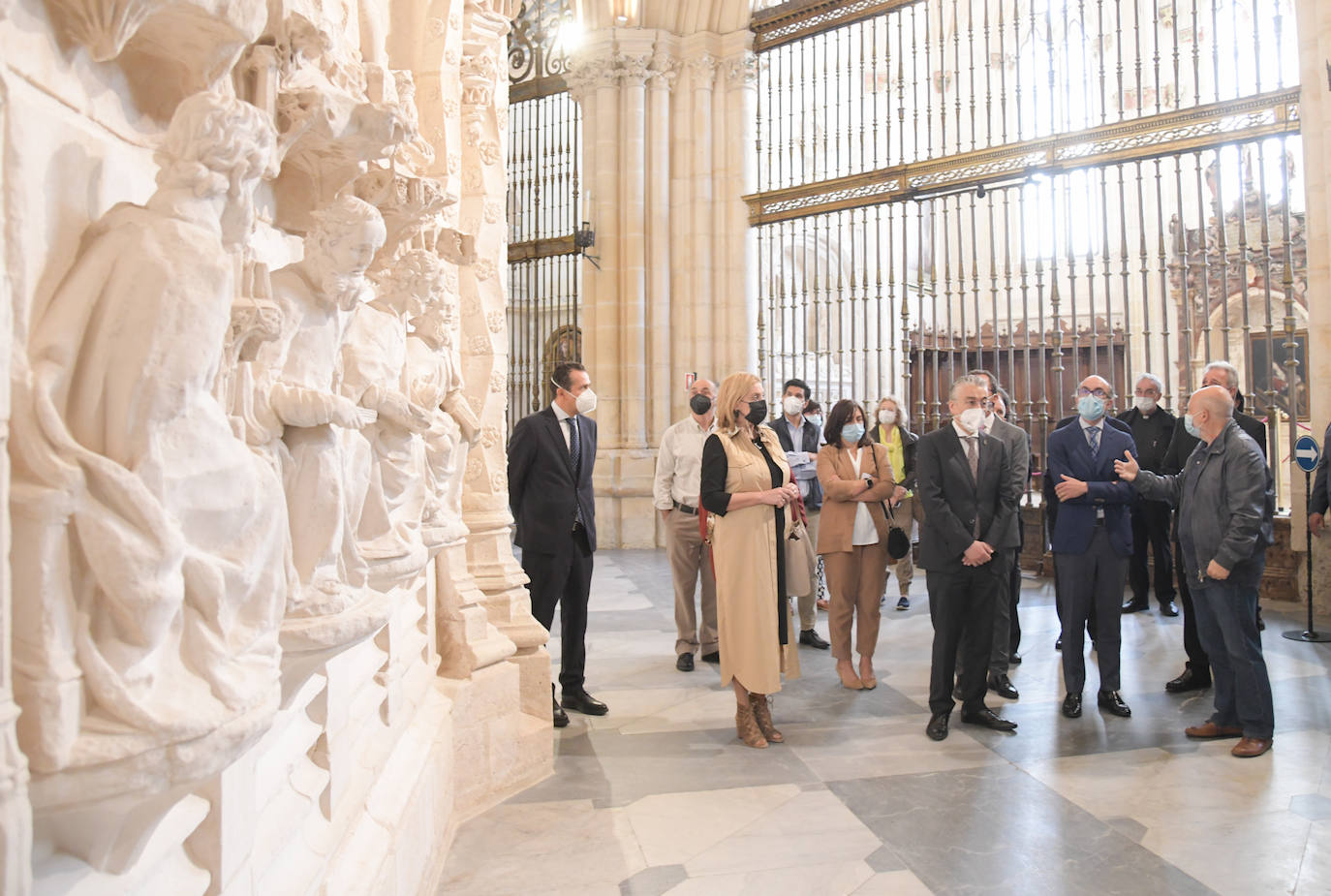 Imagen secundaria 1 - Catedral de Burgos: Los relieves del trasaltar de la Catedral de Burgos recuperan su esplendor