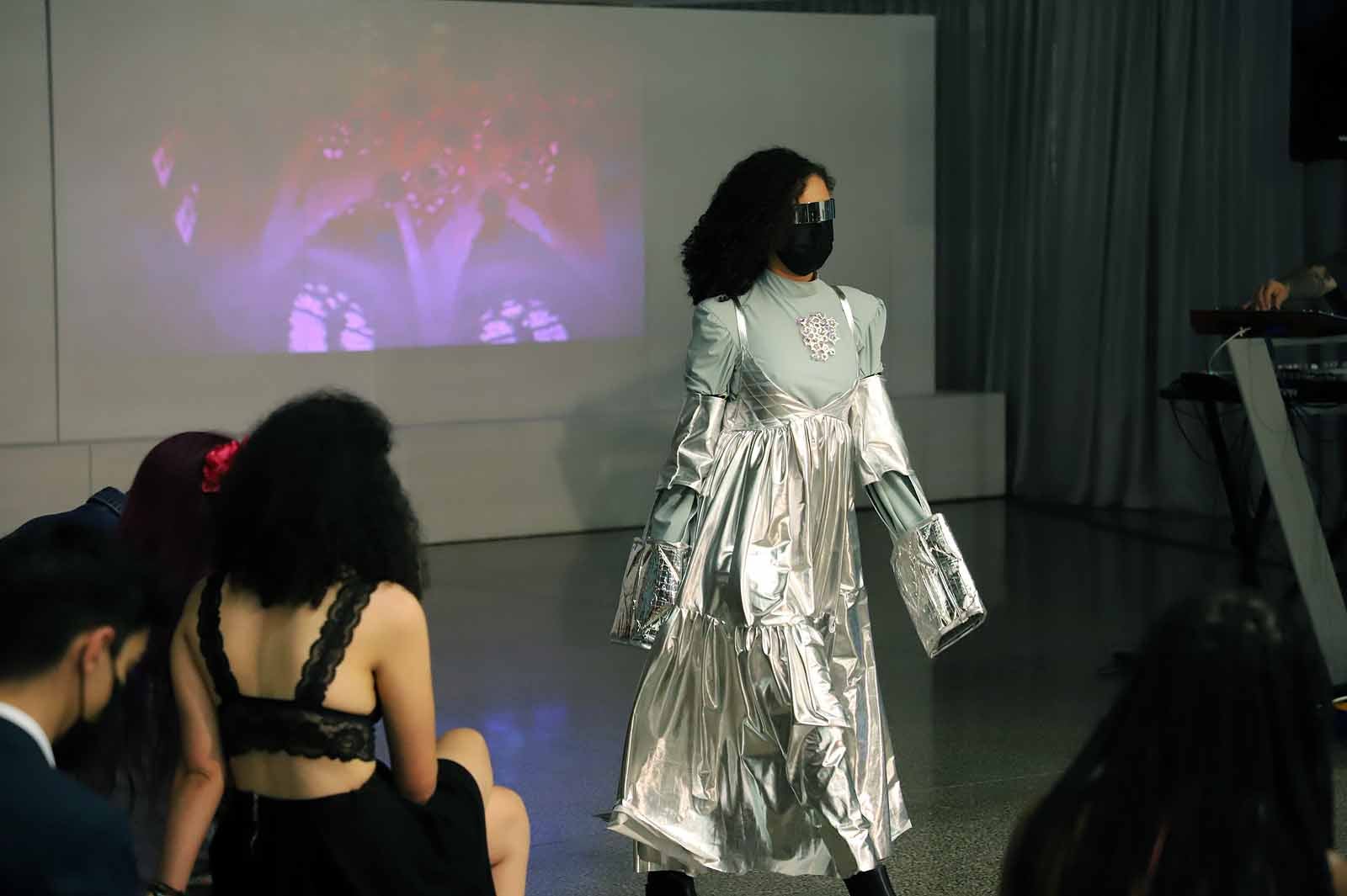 Estudiantes del Grado en Diseño de Moda desfilan con los diseños de sus compañeros para celebrar el fin de curso.