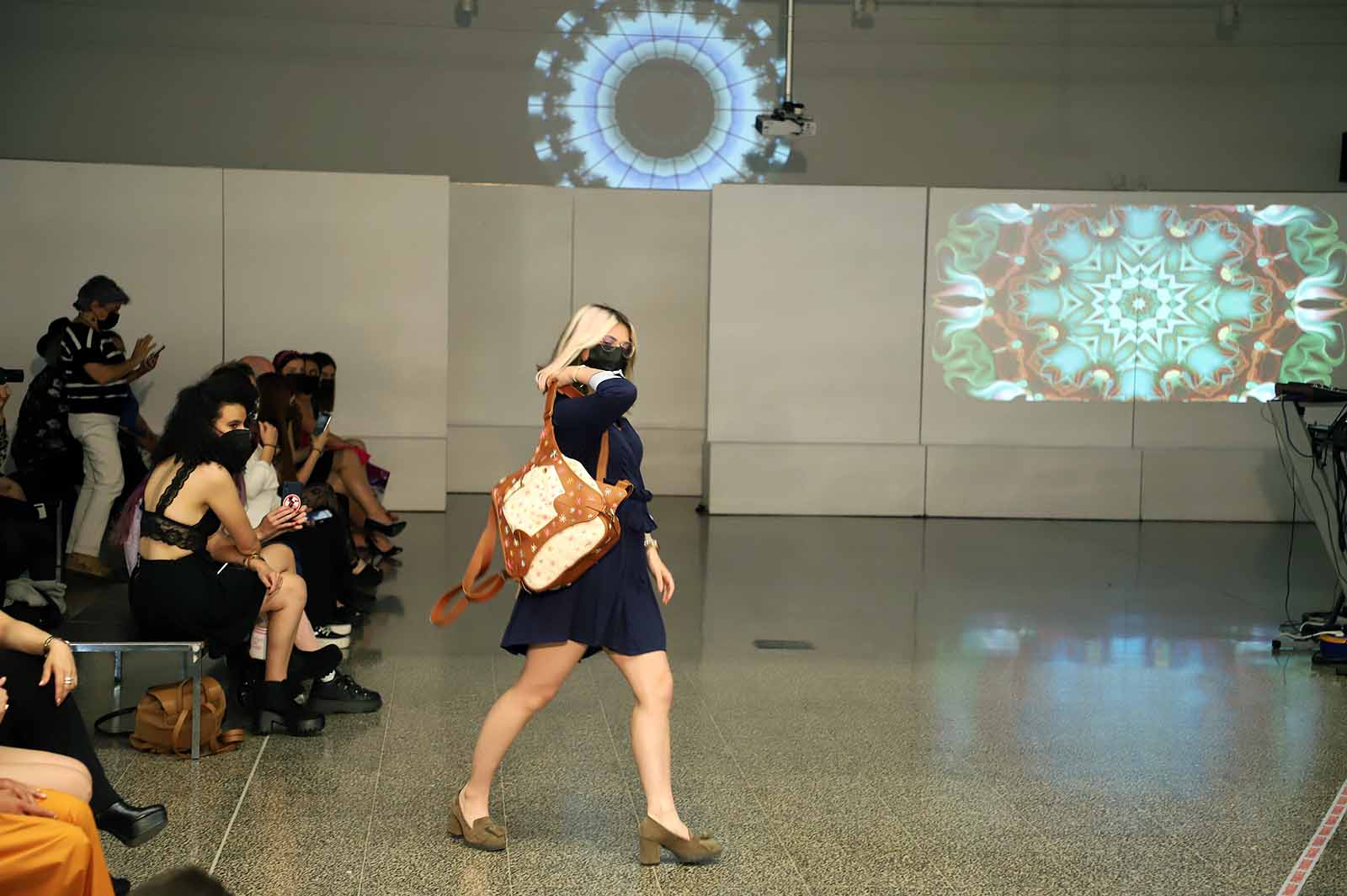 Estudiantes del Grado en Diseño de Moda desfilan con los diseños de sus compañeros para celebrar el fin de curso.