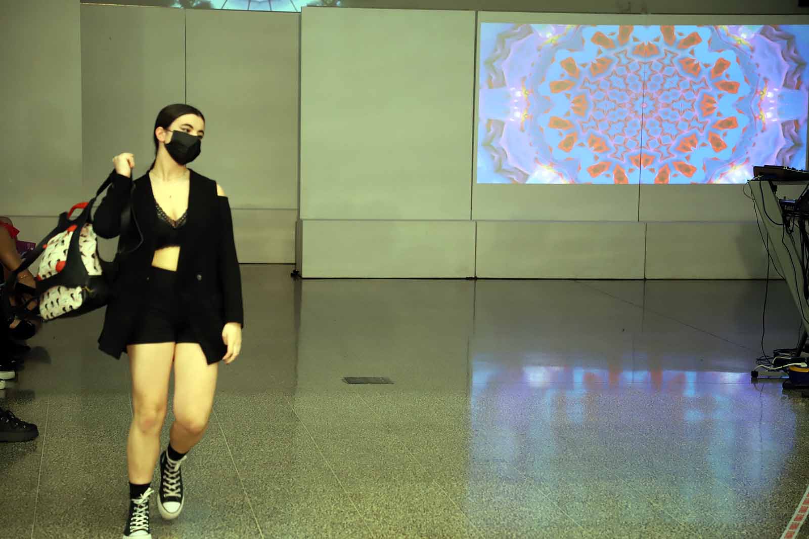 Estudiantes del Grado en Diseño de Moda desfilan con los diseños de sus compañeros para celebrar el fin de curso.