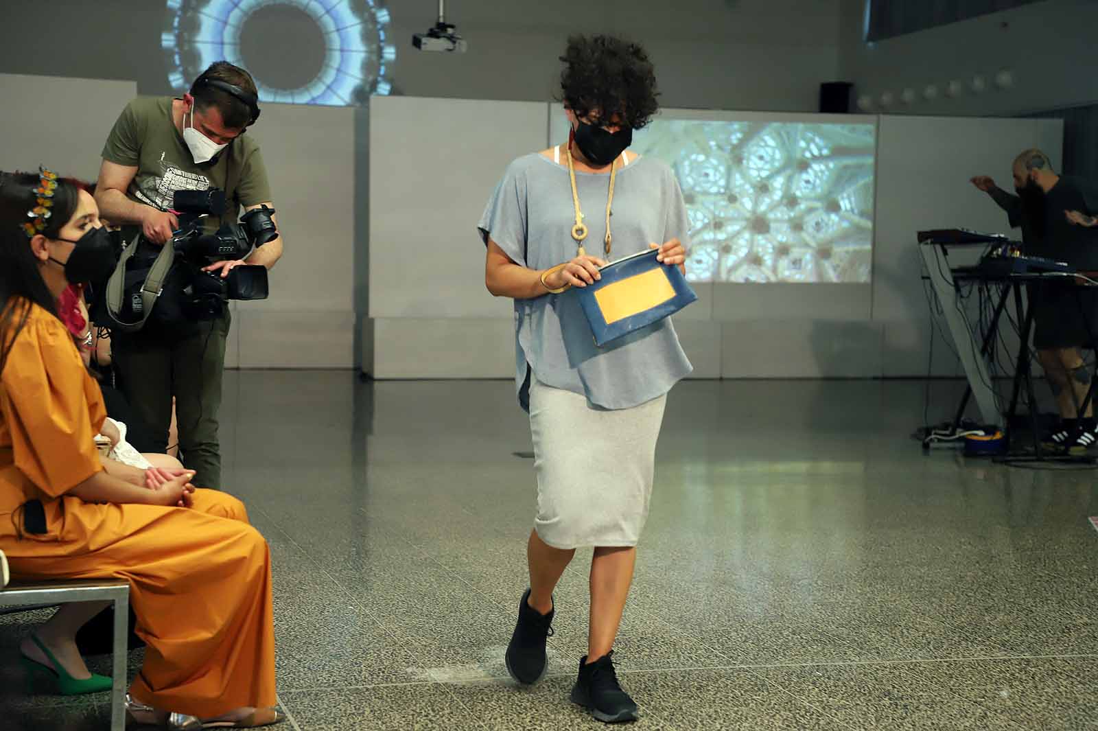 Estudiantes del Grado en Diseño de Moda desfilan con los diseños de sus compañeros para celebrar el fin de curso.