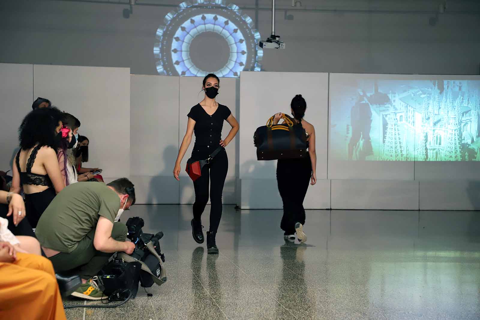 Estudiantes del Grado en Diseño de Moda desfilan con los diseños de sus compañeros para celebrar el fin de curso.