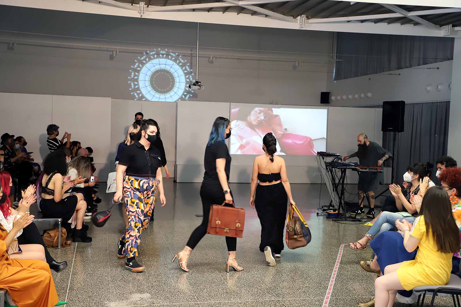 Estudiantes del Grado en Diseño de Moda desfilan con los diseños de sus compañeros para celebrar el fin de curso.