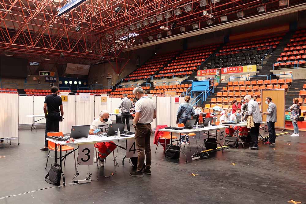 Fotos: El Polideportivo de El Plantío se convierte en punto de vacunación contra la covid