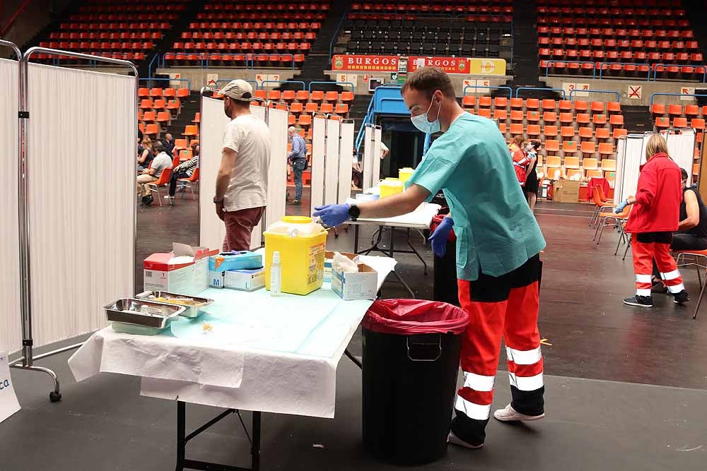 Fotos: El Polideportivo de El Plantío se convierte en punto de vacunación contra la covid