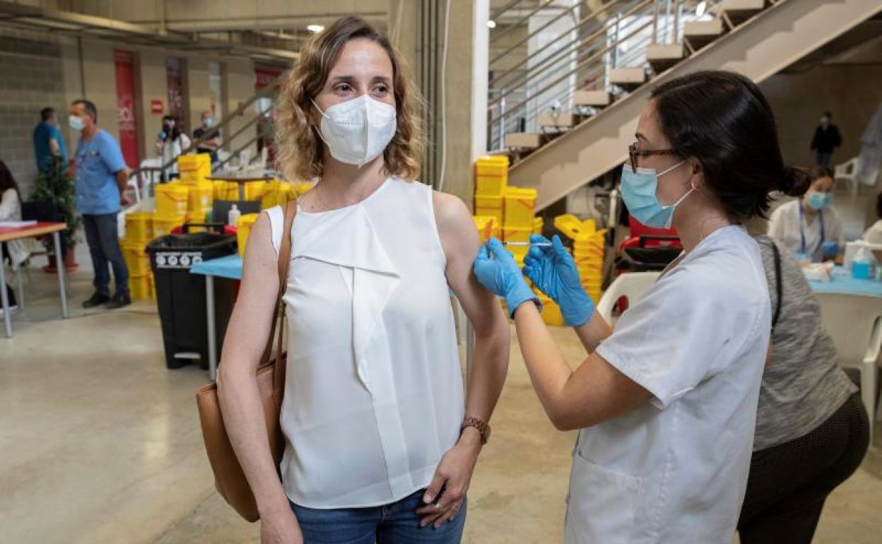 Una enfermera pone la vacuna Pfizer a una mujer en el Estadio Nueva Condomina de Murcia. 