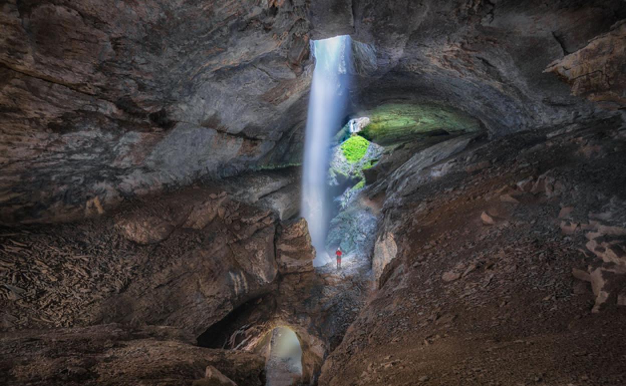 Espectacular imagen de la galería principal de Ojo Guareña. 