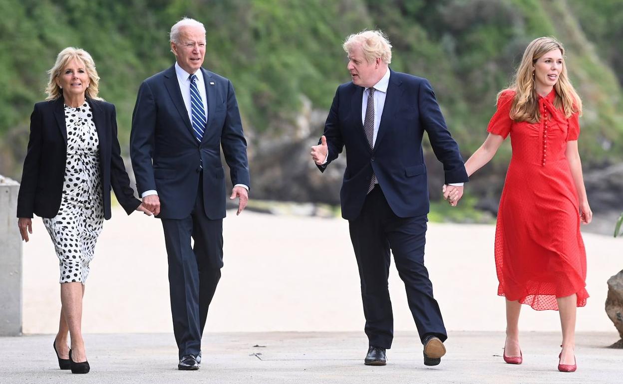 Joe y Jill Biden, Boris Johnson y su mujer, Carrie, pasean por el exterior del hotel Carbis Bay, en Cornualles.