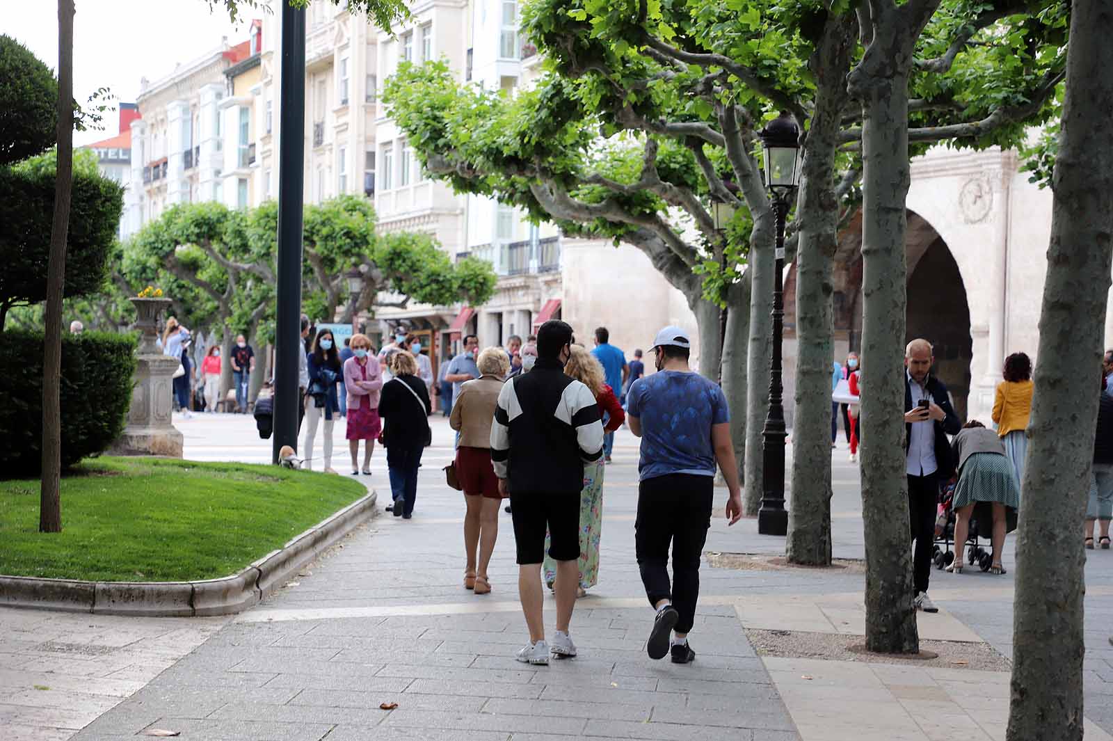 Con el Parral vallado, los burgaleses han optado por el centro de la ciudad para disfrutar de la jornada festiva.