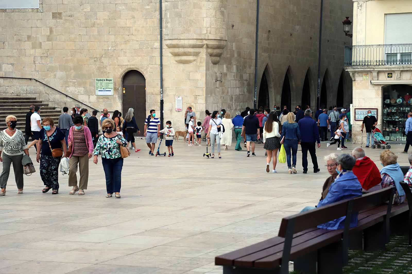 Con el Parral vallado, los burgaleses han optado por el centro de la ciudad para disfrutar de la jornada festiva.