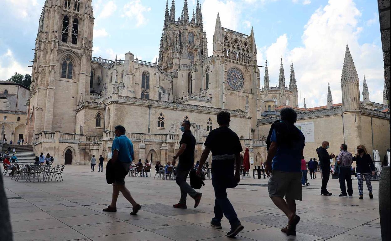 Un grupo de personas entra en la plaza del Rey San Fernando.