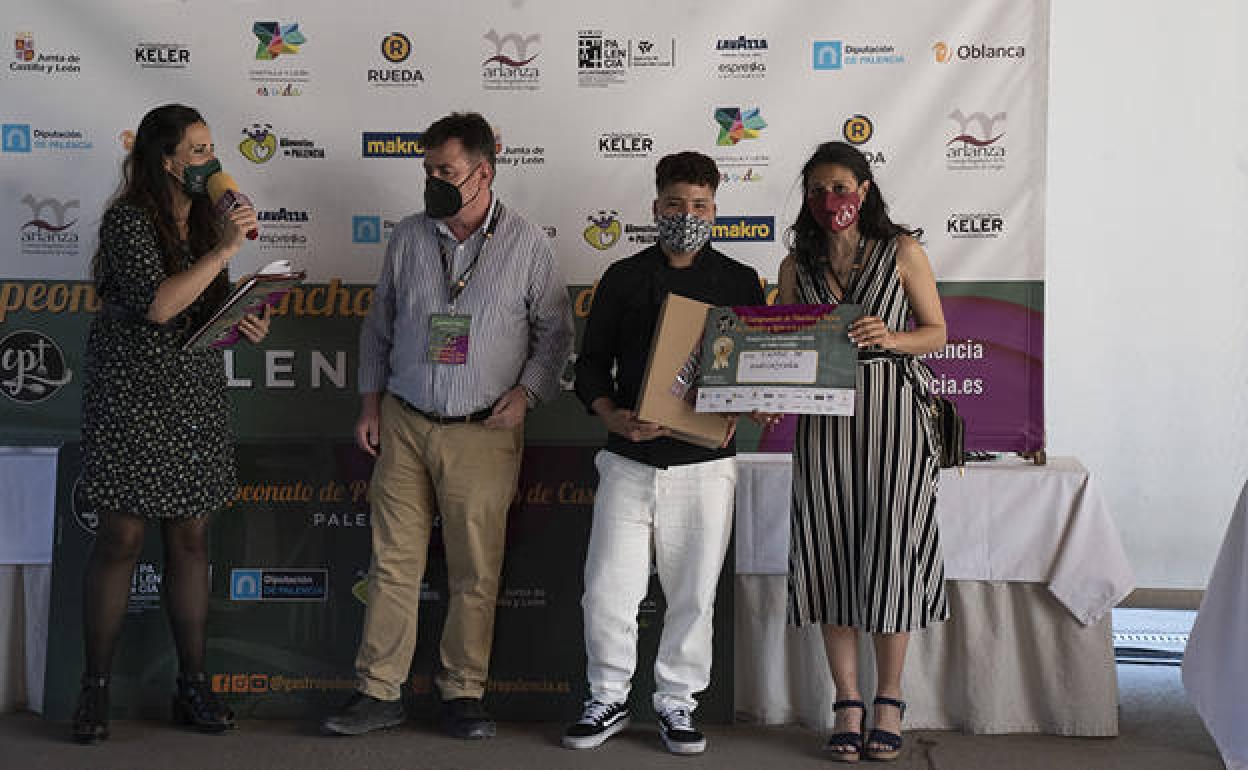 Uno de los ganadores recibe su premio. 