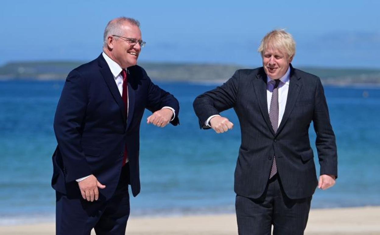 El Primer Ministro de Gran Bretaña, Boris Johnson, da la bienvenida al Primer Ministro australiano Scott Morrison durante la Cumbre del G7 