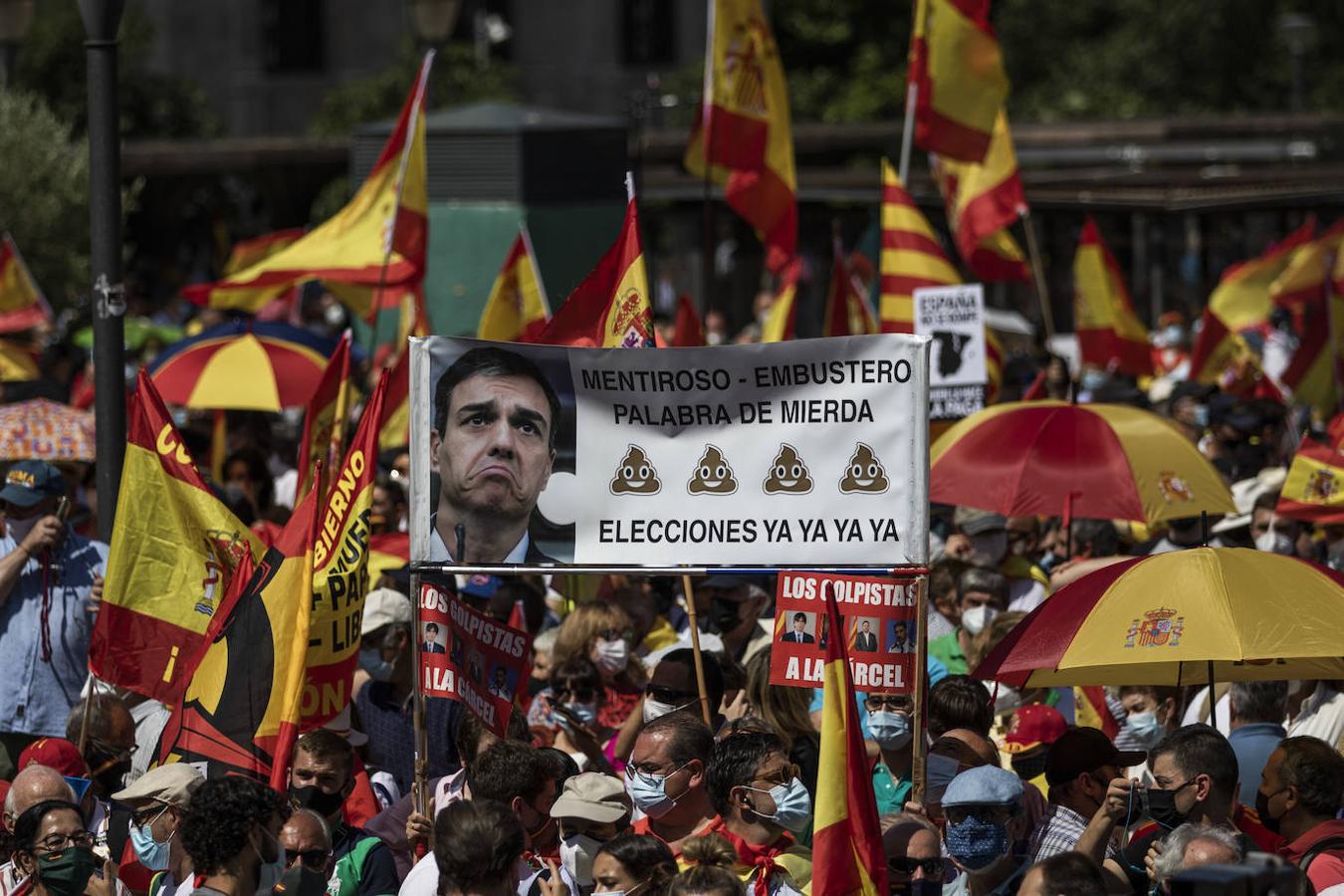 Varias personas despliegan una bandera durante la concentración.