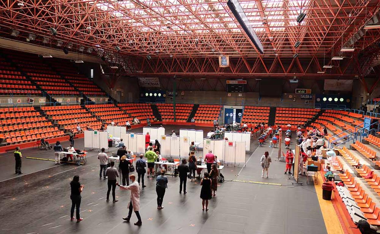 Vacunación en el polideportivo de El PlantÍo.