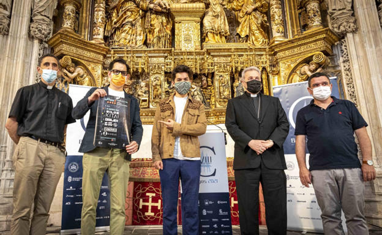 De izqda. a dcha: Fernando García Cadiñanos (vicario general de la diócesis de Burgos), Carlos Saldaña (coordinador de iuBento), Fito Robles (cantante de Siloé), Mario Iceta (arzobispo y presidente de la Fundación VIII Centenario de la Catedral. Burgos 2021) y Óscar Moriana (delegado diocesano de Infancia y Juventud).