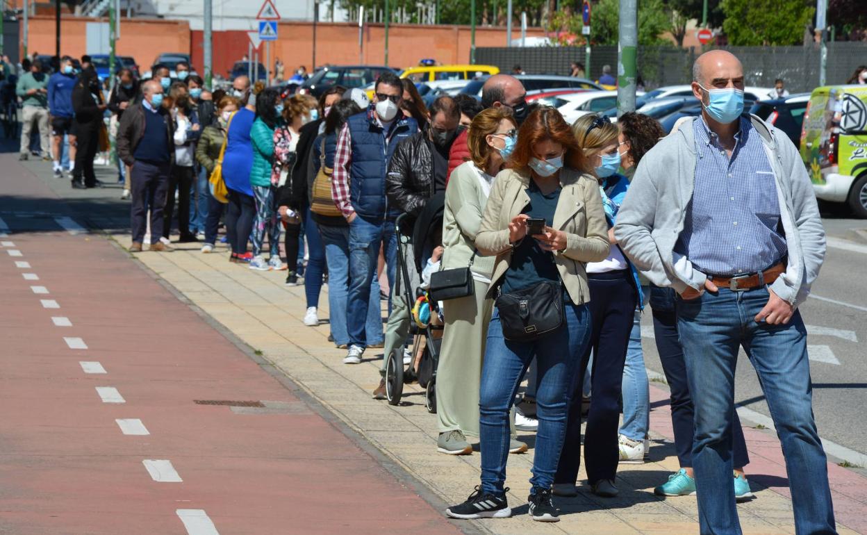 Docentes a la espera de la segunda vacuna el 6 de junio en El Coliseum.