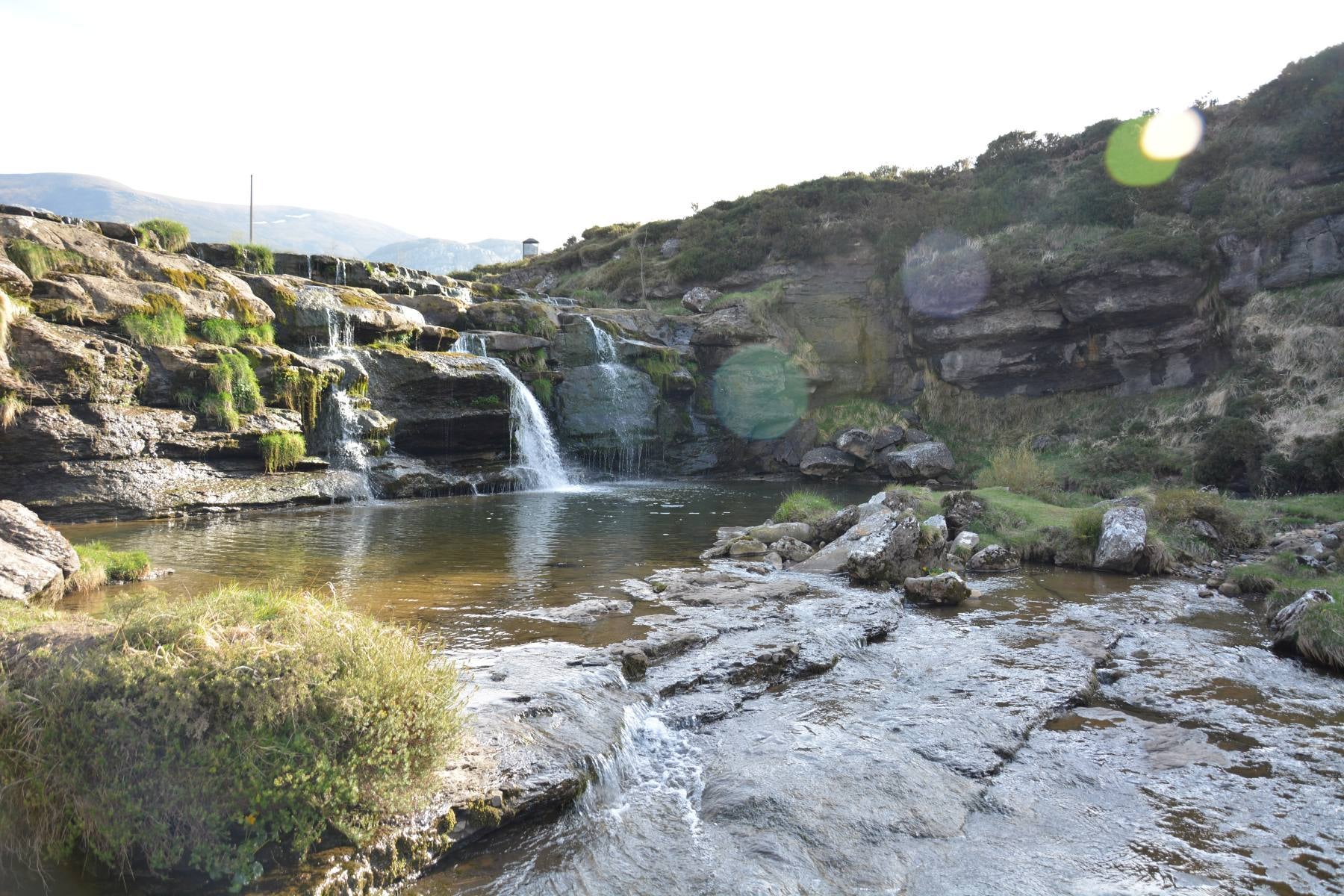 En el entorno se puede ver el nacimiento de varios ríos y algún salto de agua, como la cascada del Guarguero. 