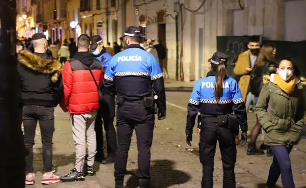 Dos agentes de Policía Local, en Las Llanas durante una tarde con toque de queda.