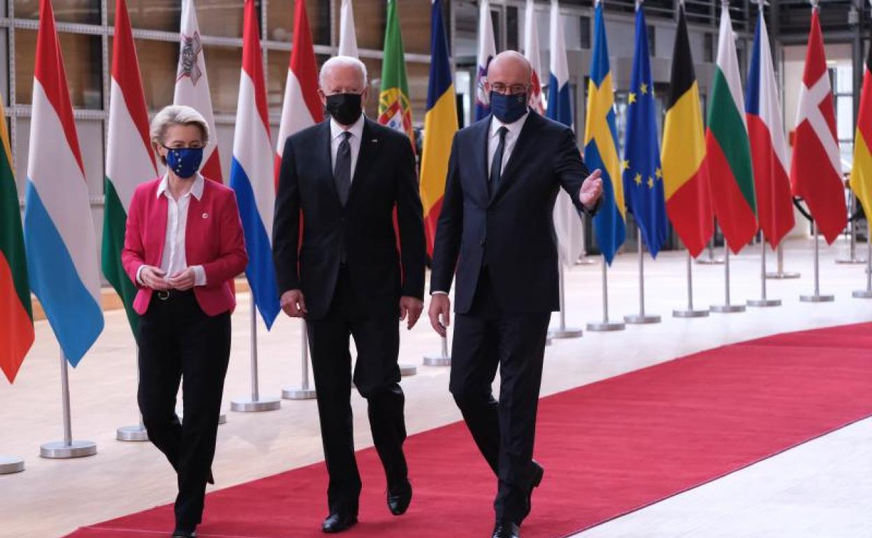 La presidenta de la Comisión Europea, Ursula von der Leyen, el presidente de Estados Unidos, Joe Biden, y el presidente del Consejo Europeo, Charles Michel 