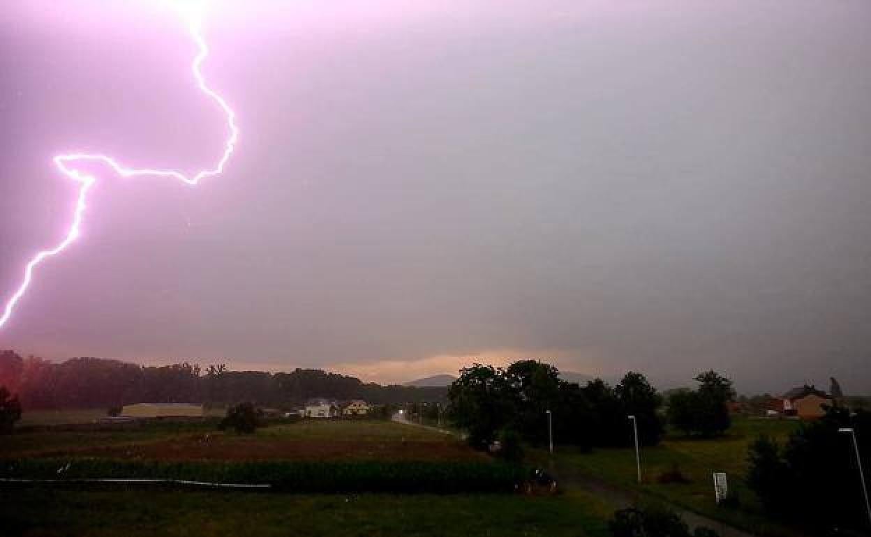 Burgos sufrió cientos de rayos este martes.