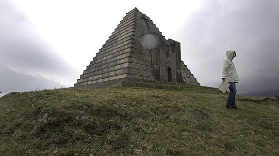 Una pirámide en homenaje a los soldados italianos muertos en la Guerra Civil se erige en lo alto del puerto de El Escudo. 