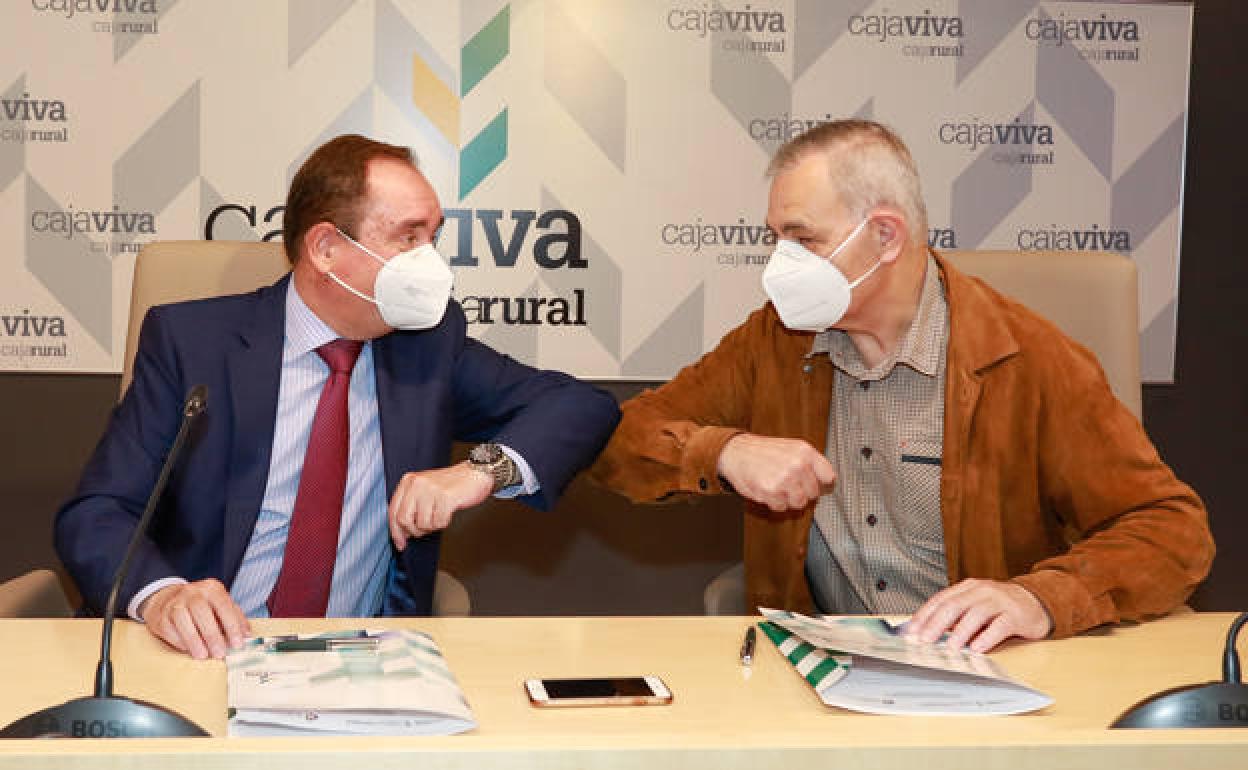 Firma de renovación del convenio entre Fundación Atapuerca y Cajaviva y la Fundación Caja Rural. 
