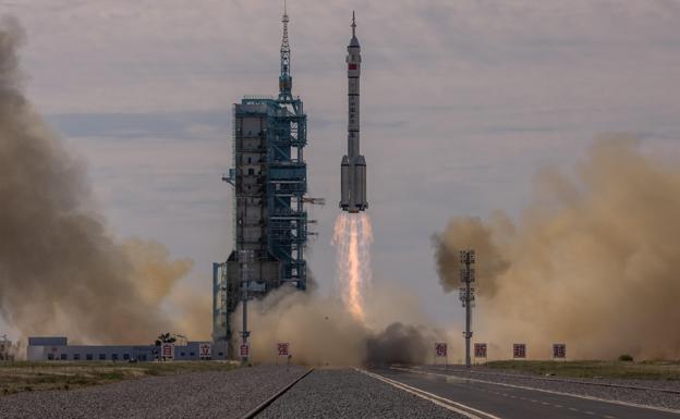 El cohete Larga Marcha 2F despega para transportar la nave Shenzhou-12 al espacio.