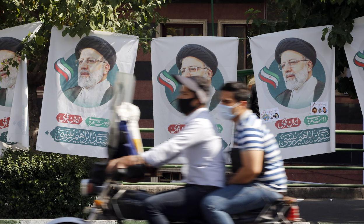 Carteles del candidato presidencial Ebrahim Raisi, actual cabeza del poder judicial iraní. 