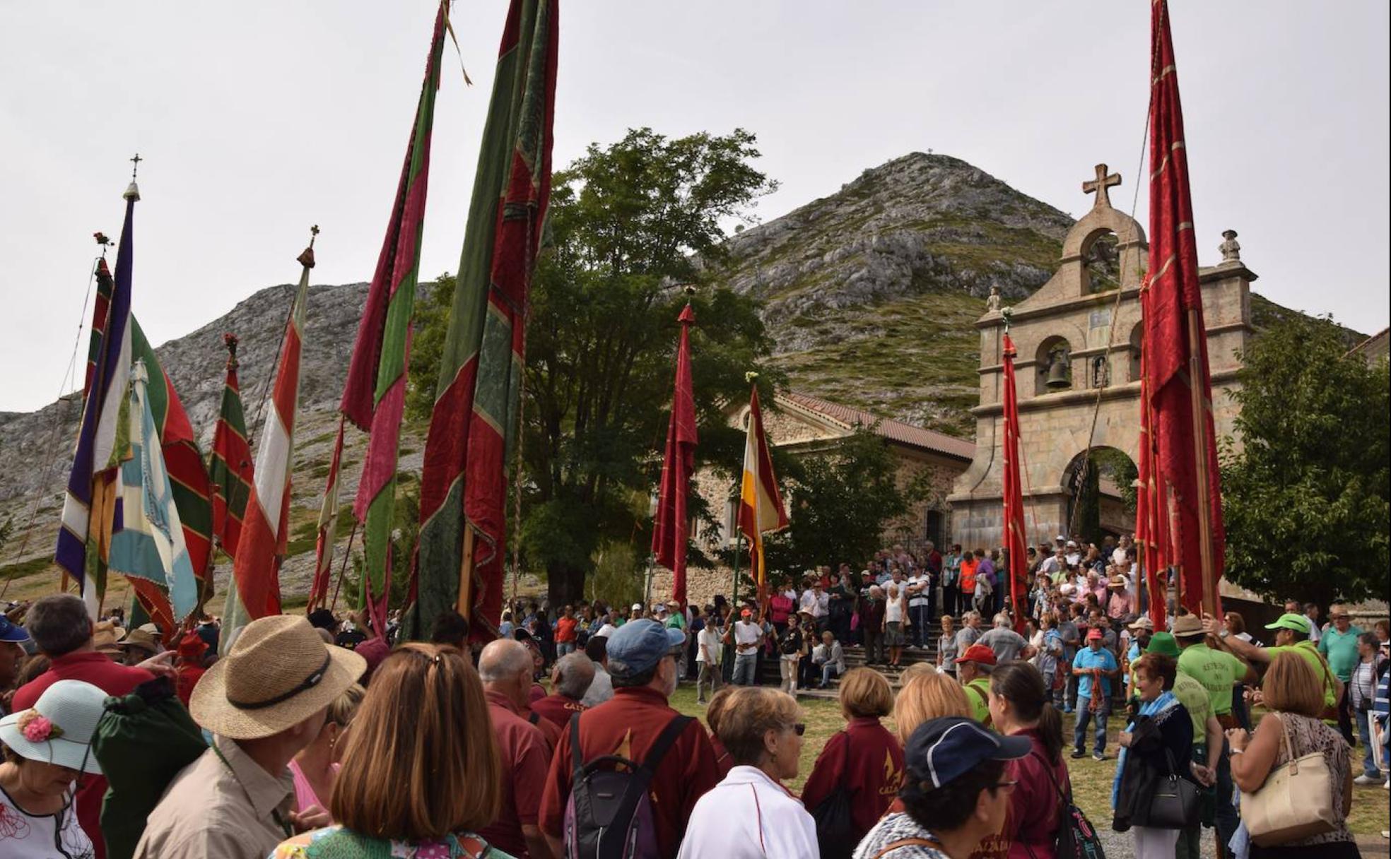 Los pendones se agolpan a la puerta del santuario para recibir a la Virgen del Brezo. 