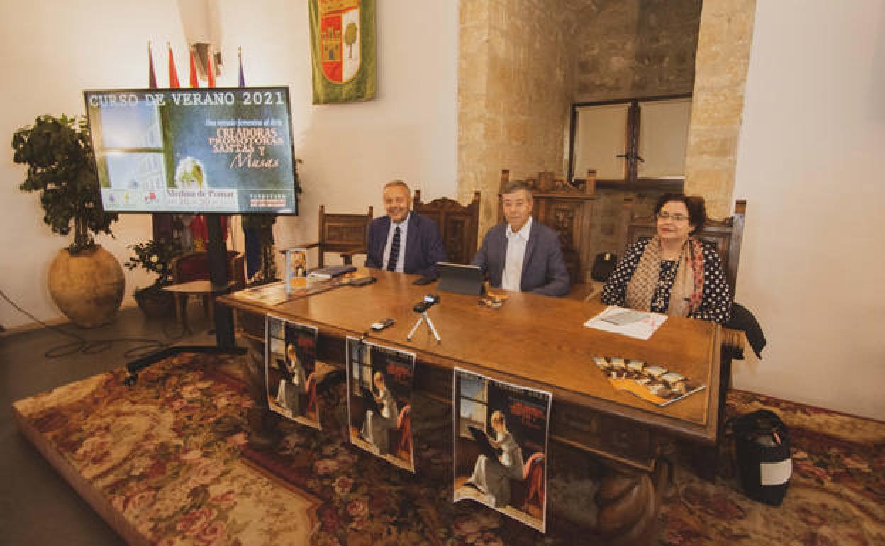 Presentación de los cursos en Medna de Pomar, con René Jesús Payo y Mª José Zaparain Yáñez, y en el centro, el alcalde de Medina de Pomar, Isaac Angulo. 