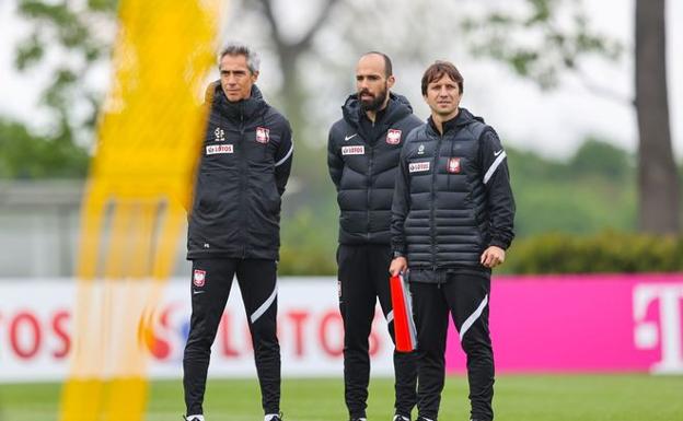 Víctor Sánchez (derecha) es el segundo entrenador de la selección polaca.