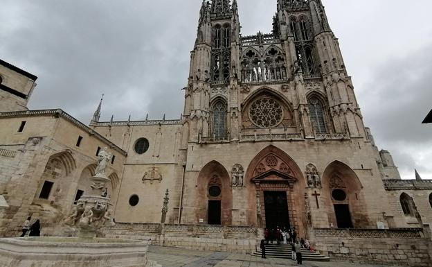 El escultor de las puertas de la Catedral de Burgos sobre las críticas: «A lo mejor tienen razón»