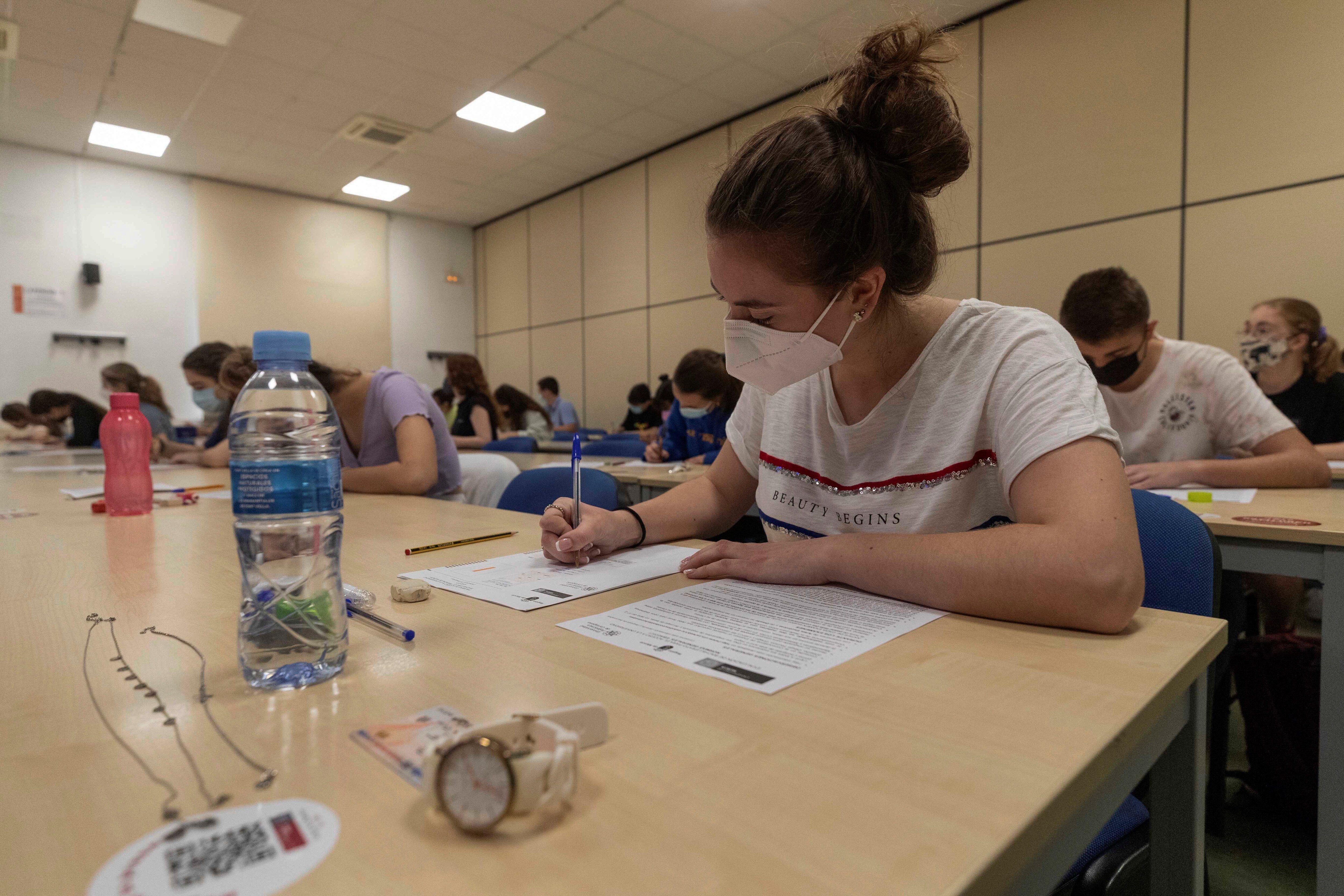 Estudiantes realizan su prueba.