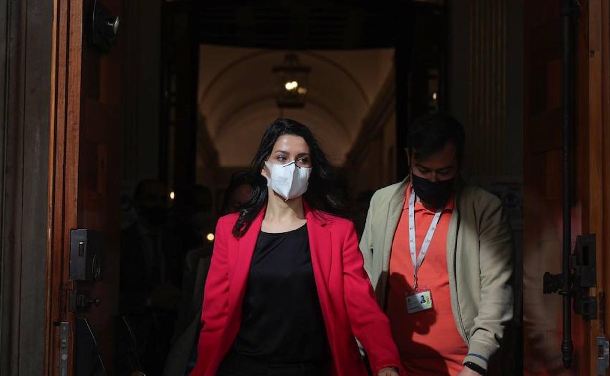 La líder de Ciudadanos, Inés Arrimadas, llega al Congreso durante la sesión de control al Gobierno.