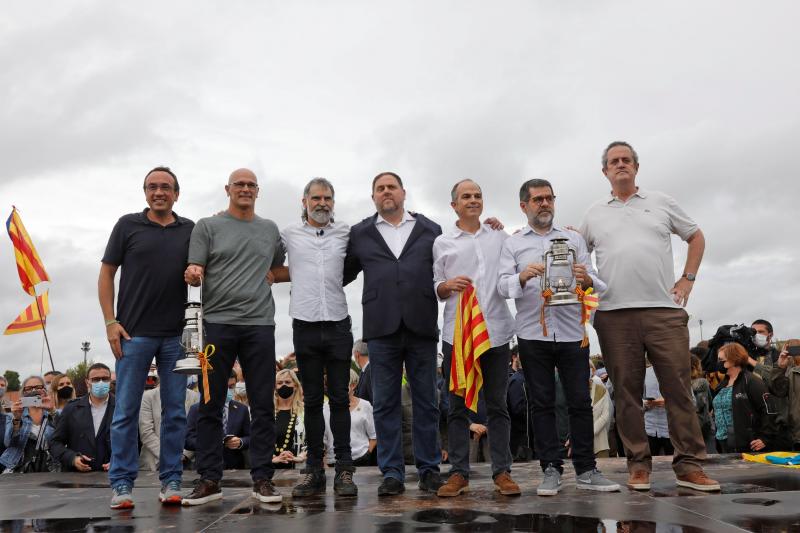 Los presos independentistas saludan a los simpatizantes que se han congregado a las puertas del centro Penitenciario de Lledoners.