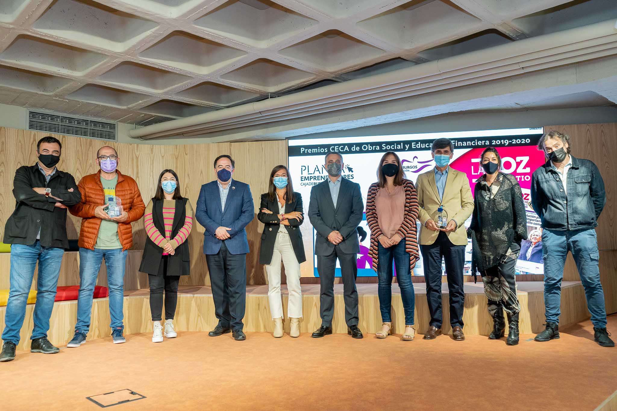 El director general de la Fundación Caja de Burgos, Rafael Barbero, con los equipos de trabajo de los dos proyectos ganadores.