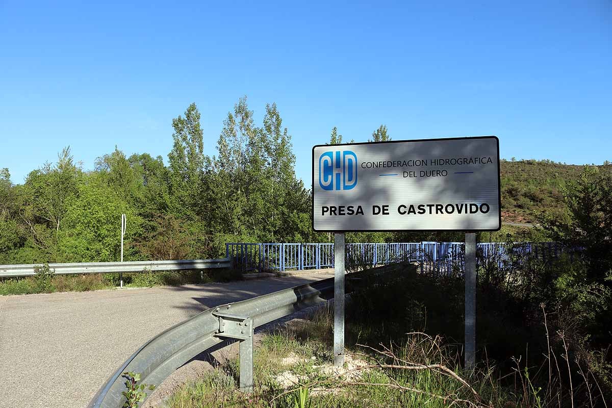 Fotos: 17 años y 250 millones de euros después, el embalse de Castrovido empieza a llenarse (en pruebas)