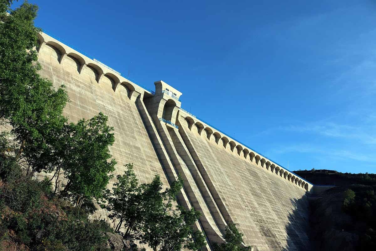 Fotos: 17 años y 250 millones de euros después, el embalse de Castrovido empieza a llenarse (en pruebas)