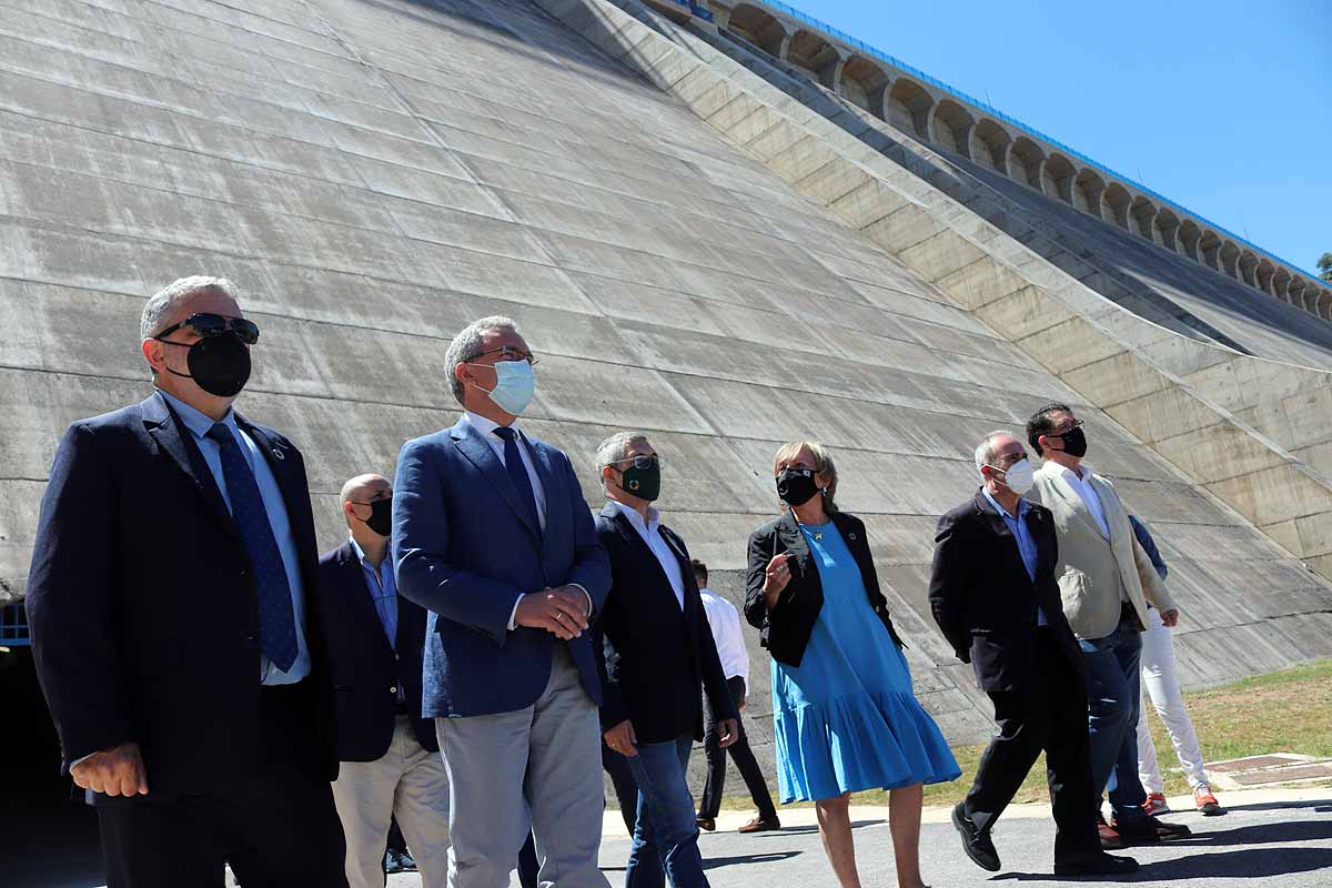 Fotos: 17 años y 250 millones de euros después, el embalse de Castrovido empieza a llenarse (en pruebas)