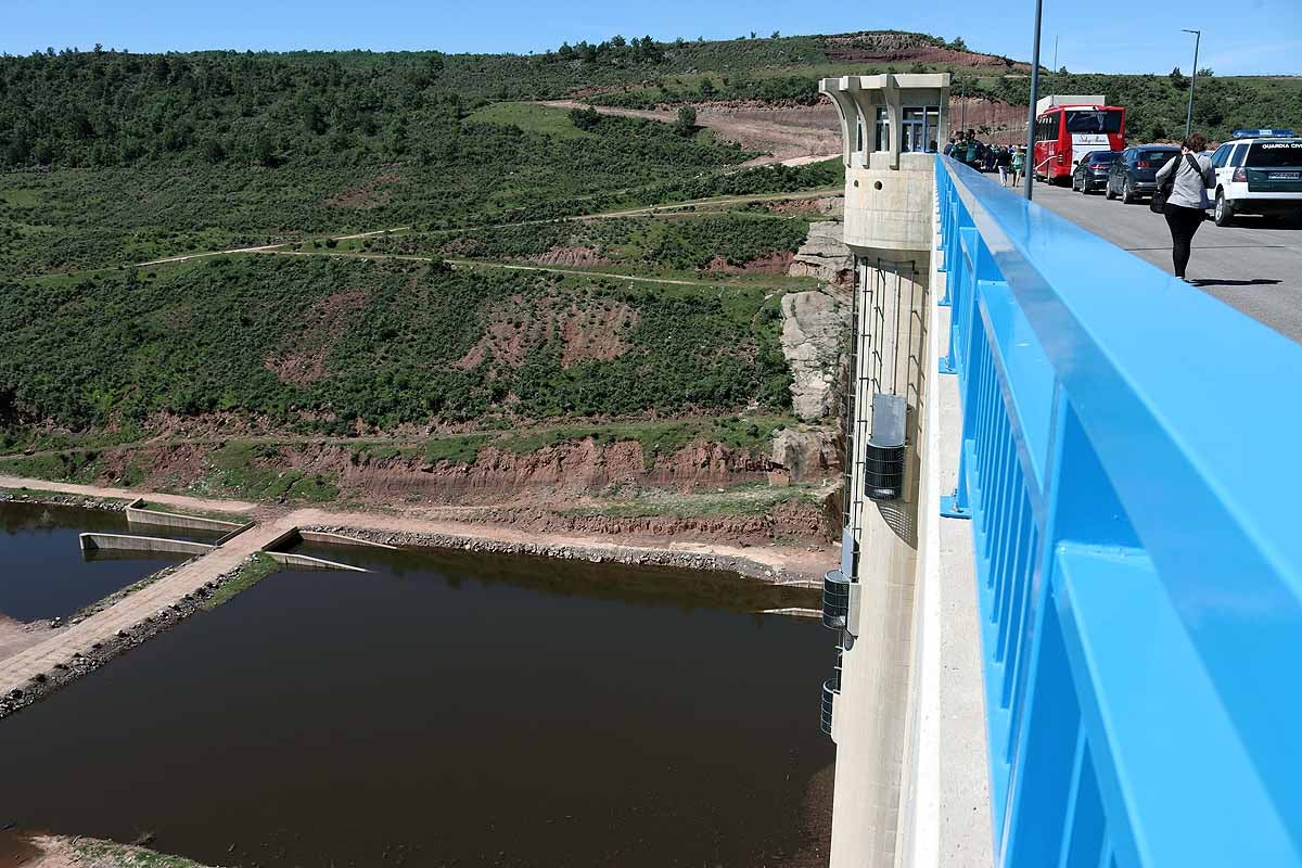 Fotos: 17 años y 250 millones de euros después, el embalse de Castrovido empieza a llenarse (en pruebas)