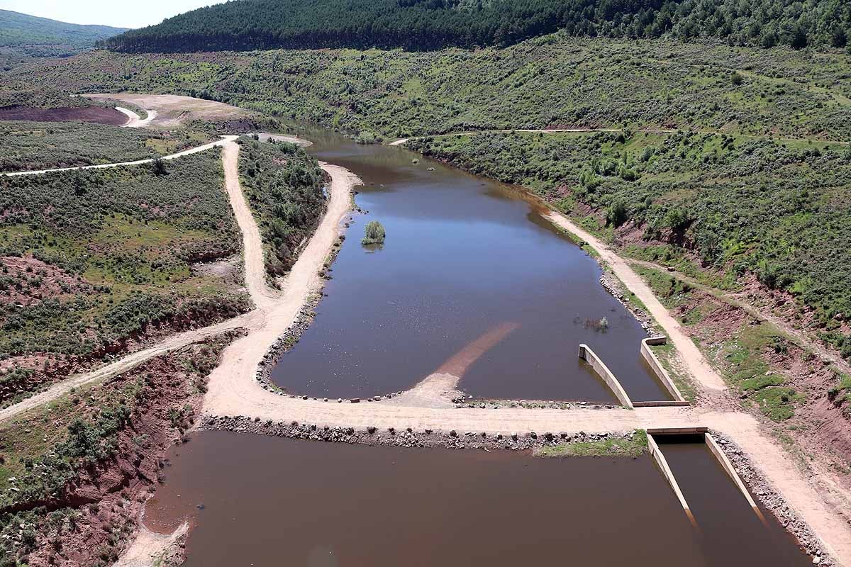 Fotos: 17 años y 250 millones de euros después, el embalse de Castrovido empieza a llenarse (en pruebas)