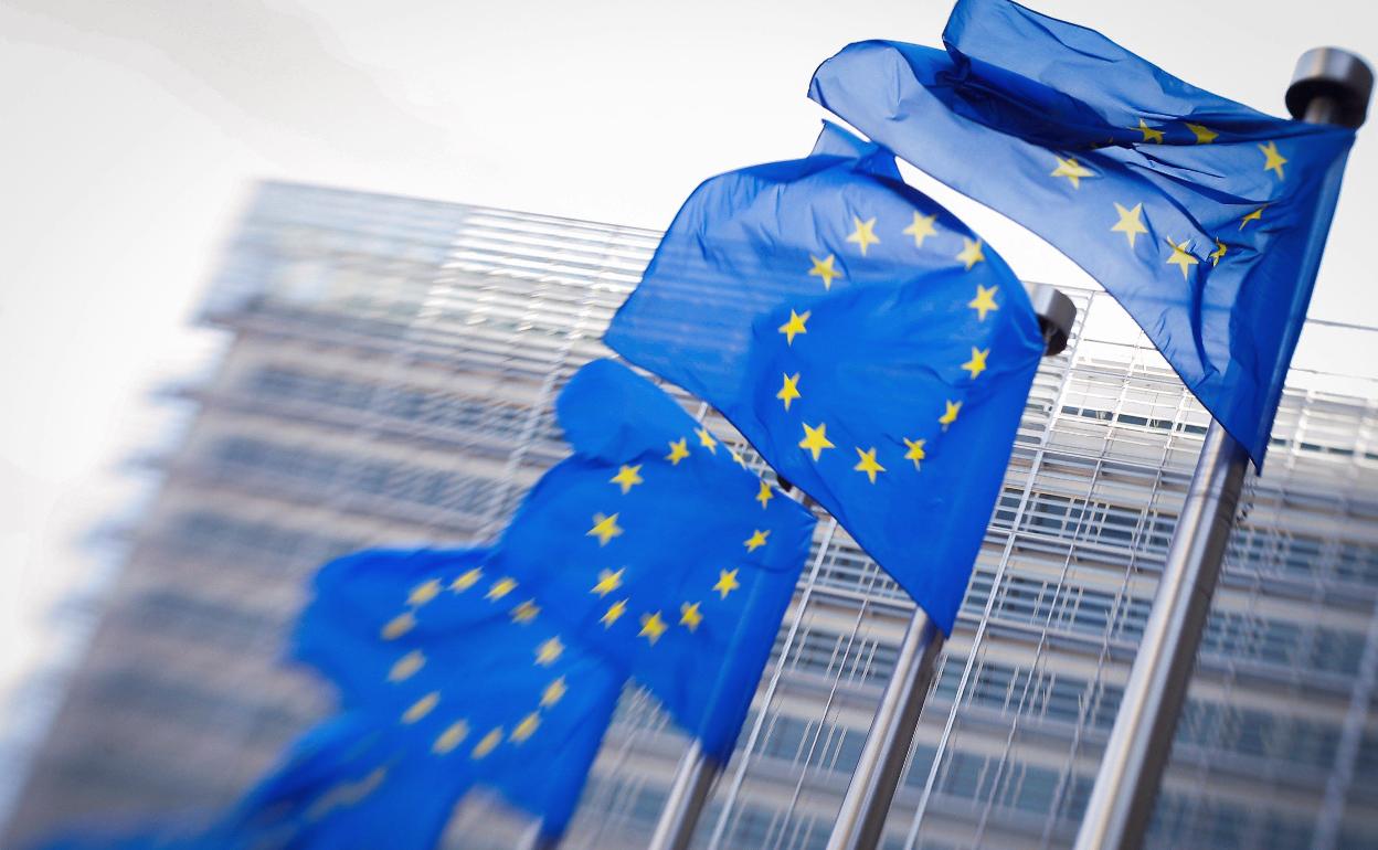 Banderas a la entrada del Parlamento Europeo en Bruselas. 