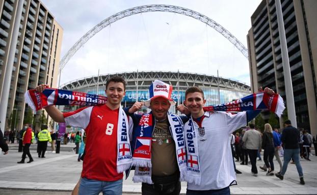 Aficionados ingleses en las inmediaciones de Wembley. 