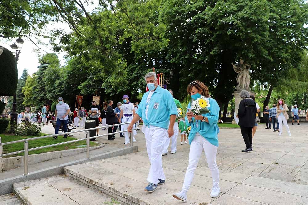 Fotos: La ofrenda floral a Santa María la Mayor en Burgos ha vuelto a la calle