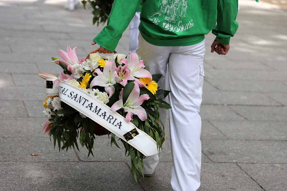 Fotos: La ofrenda floral a Santa María la Mayor en Burgos ha vuelto a la calle