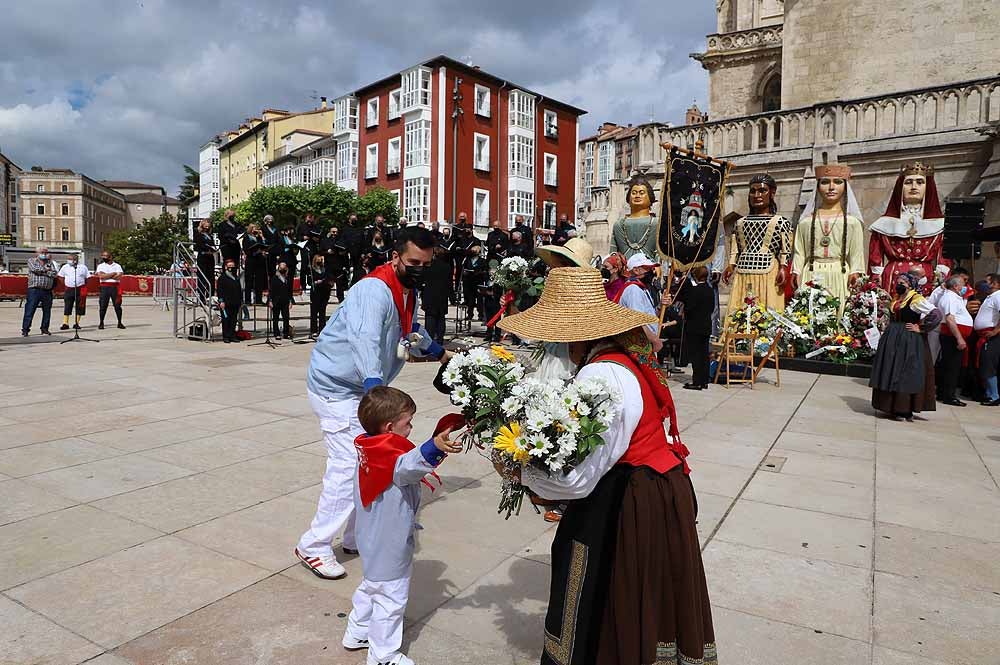 Fotos: La ofrenda floral a Santa María la Mayor en Burgos ha vuelto a la calle